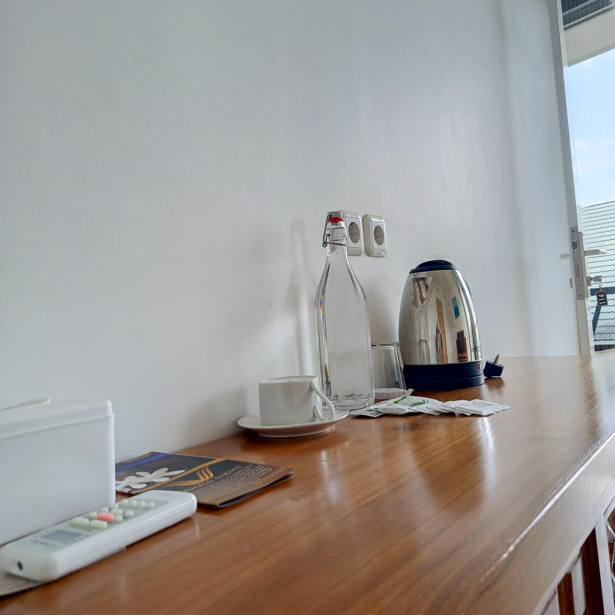 Zavana Rooms & Restaurant Tanjungkarang Екстериор снимка