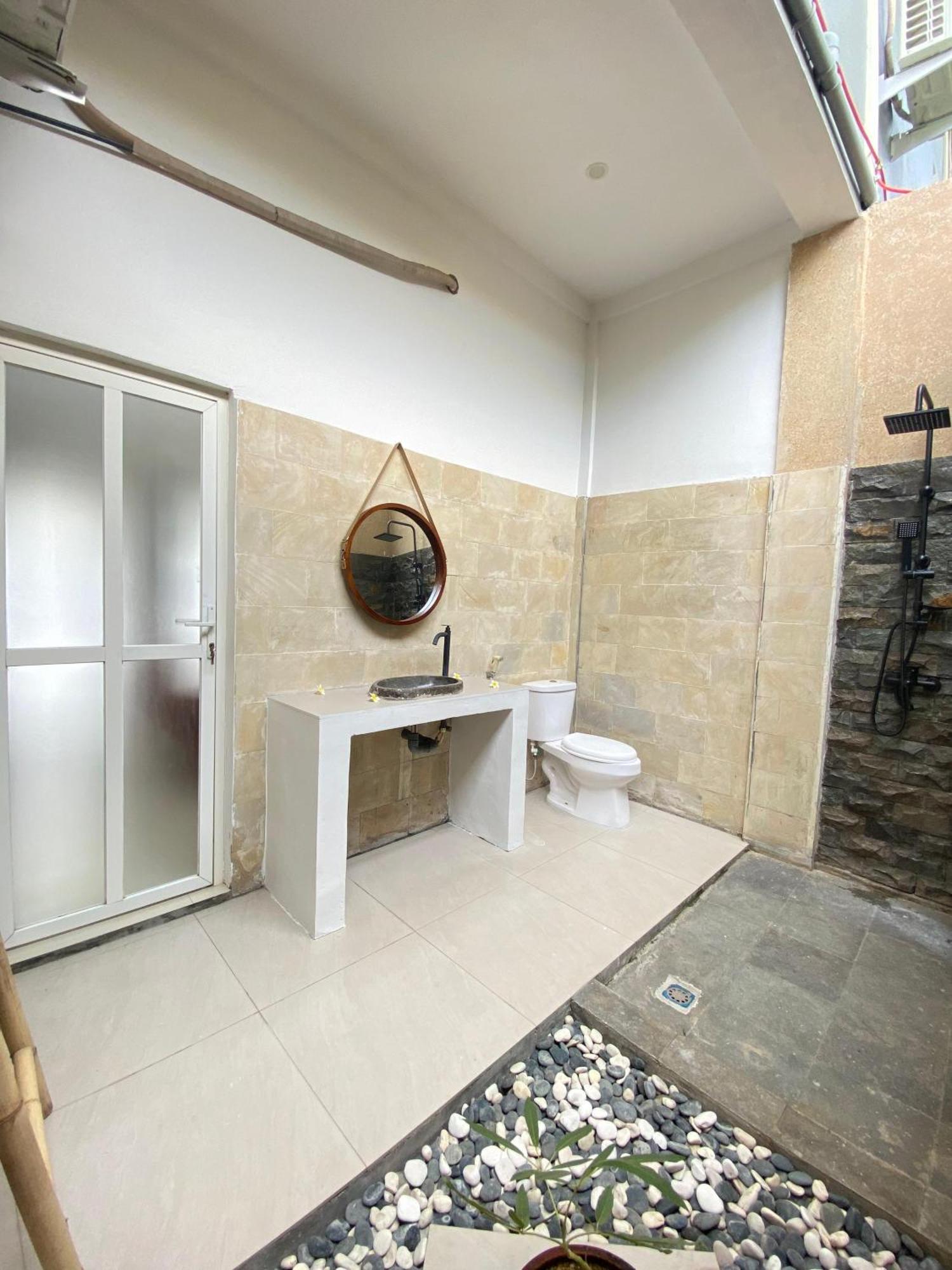 Zavana Rooms & Restaurant Tanjungkarang Екстериор снимка